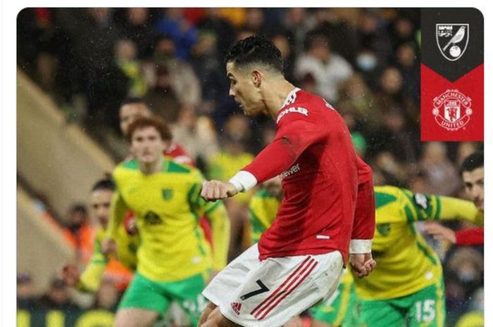 Cristiano Ronaldo cetak gol penalti saat Manchester United hadapi Norwich City dalam duel Liga Inggris (11/12/2021).