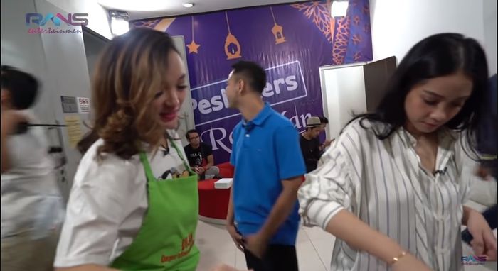 Keduanya tengah mengaduk es tapi tak terlibat perbincangan
