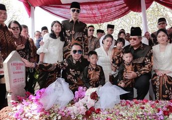 Ziarah ke Makam Sang Ibu, Ibas Yudhoyono Bawakan Bunga Favorit Ani Yudhoyono