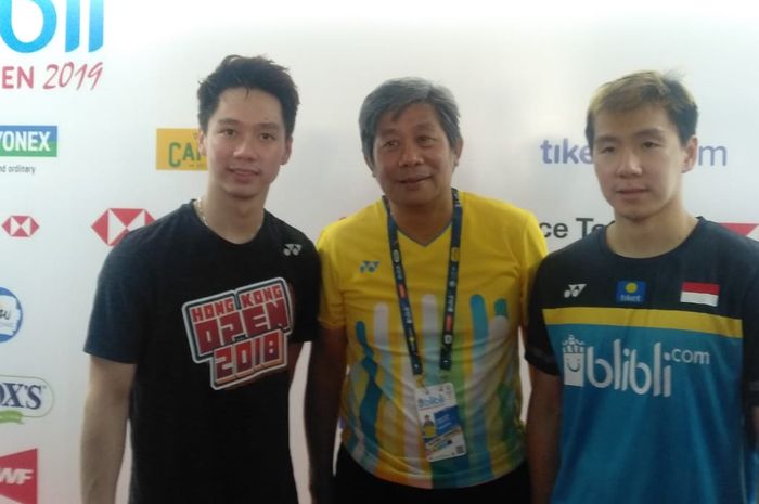 Herry Iman Pierngadi (tengah) bersama Marcus Fernaldi Gideon/Kevin Sanjaya Sukamuljo saat sesi konferensi pers usai laga semifinal Indonesia Open 2019, di Istora Senayan, Jakarta, Sabtu (20/7/2019).