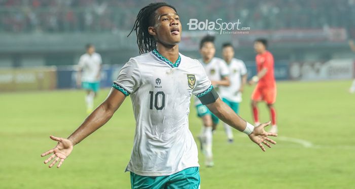 Aksi penyerang timnas U-19 Indonesia, Ronaldo Kwateh, setelah mencetak gol yang menutup kemenangan 5-1 atas Myanmar dalam laga Grup A Piala AFF U-19 2022, Minggu (10/7/2022) di Stadion Patriot Candrabhaga, Bekasi.