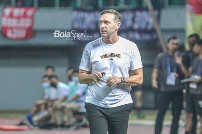 Pelatih Persija Jakarta, Thomas Doll, nampak memantau para pemainnya dalam laga pekan kedelapan Liga 1 2022 di Stadion Patriot Candrabhaga, Bekasi, Jawa Barat, 3 September 2022.