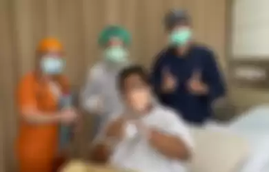 Hotman Paris mendadak mengunggah foto saat dirinya dikelilingi wanita berseragam rumah sakit (RS). 