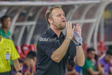 Pelatih timnas Thailand, Alexandre "Mano" Polking, tampak sedang memberikan intruksi kepada para pemainnya saat berlaga pada Piala AFF 2022 di Stadion Utama Gelora Bung Karno, Senayan, Jakarta, 29 Desember 2022.