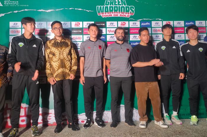 Konferensi pers jelang laga Persis Solo Vs Jeonbuk Hyundai Motors yang dihadiri Gusti Bhre Cakrahutomo Wira Sudjiwo, Walikota Solo, Gibran Rakabuming Raka, Pelatih Jeonbuk Hyundai Motors, Cho Sung-hwan, pemain Lee Sung-yoon, Park Chang-woo, Kang Sang-yun, pelatih Persis Solo, Leonardo Medina dan pem