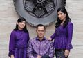 Lihat Tampilan Kompak Keluarga Kecil Menantu SBY Annisa Pohan dengan Batik Merah