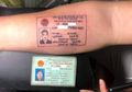 Selalu Lupa Bawa Kartu Identitas, Pria Ini Akhirnya Tato KTP-Nya di Lengannya