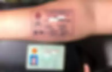 Seorang pria di Vietnam membuat tato di lengannya berbentuk kartu identitasnya. 