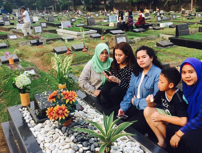Keanu dan kakaknya mengunjungi makam Adjie Massaid