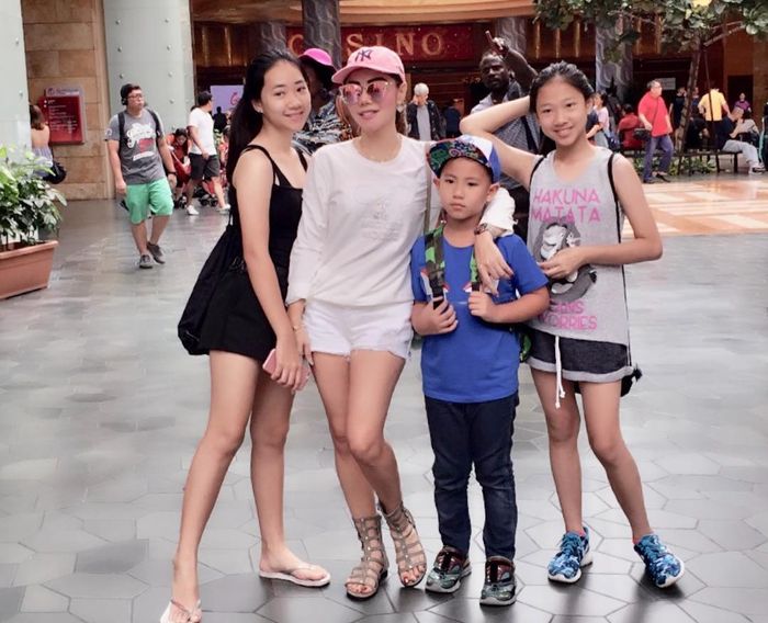 Femmy Permatasari saat berlibur dengan anak-ananknya