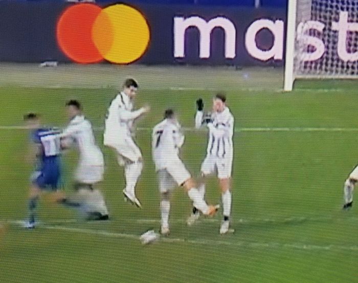 Porto berhasil menyingkirkan Juventus di babak 16 besar Liga Champions berkat satu gol tendangan bebas Sergio Oliveira yang melewati dua kaki Cristiano Ronaldo yang jadi pagar betis. 