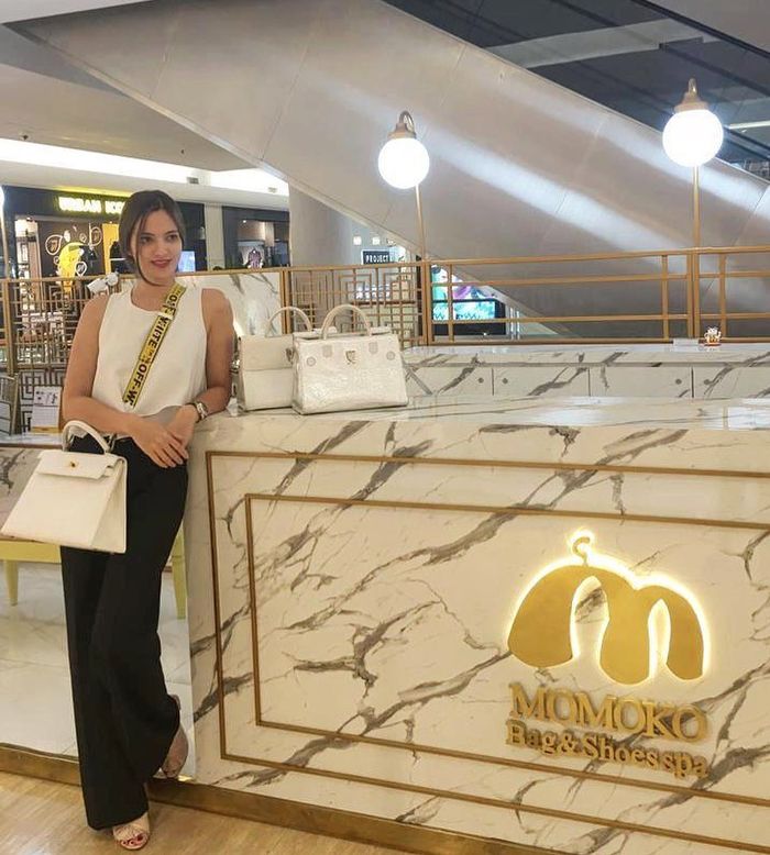Tampilan simpel Nia Ramadhani dengan tas mewah