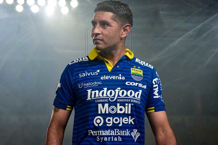 Gelandang Persib Bandung, Esteban Vizcarra, saat bertanding menghadapi Badak Lampung FC di Stadion Si Jalak Harupat, Soreang, Bandung, pada Senin (16/12/2019)