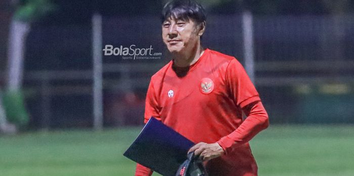 Pelatih timnas U-23 Indonesia, Shin Tae-yong, sedang memantau para pemainnya dalam latihan di Lapangan B, Senayan, Jakarta, 1 Mei 2022.