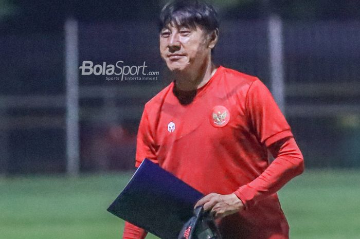 Pelatih timnas U-23 Indonesia, Shin Tae-yong, sedang memantau para pemainnya dalam latihan di Lapangan B, Senayan, Jakarta, 1 Mei 2022.