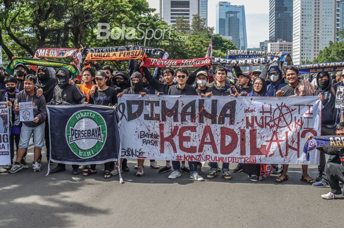 Sejumlah suporter dari klub Liga Indonesia seperti The Jakmania, Viking, Aremania, Bonek Mania, Pasoepati, dan K-Conk Mania tampak berfoto bersama di Kawasan Car Free Day, Jakarta, 30 Oktober 2022.