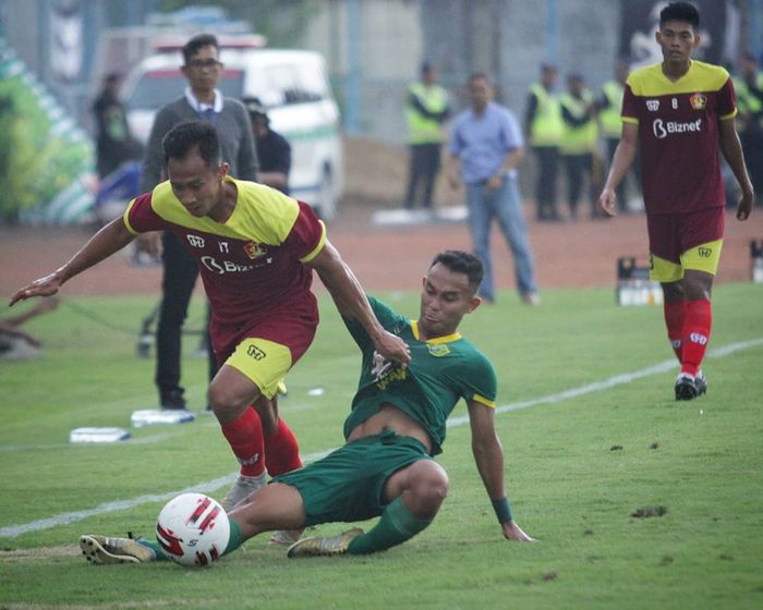 Suasana pertandingan Persik Kediri kontra Persebaya Surabaya dalam Piala Gubernur Jatim 2020 di Stadion Gelora Bangkalan, Senin (10/2/2020).