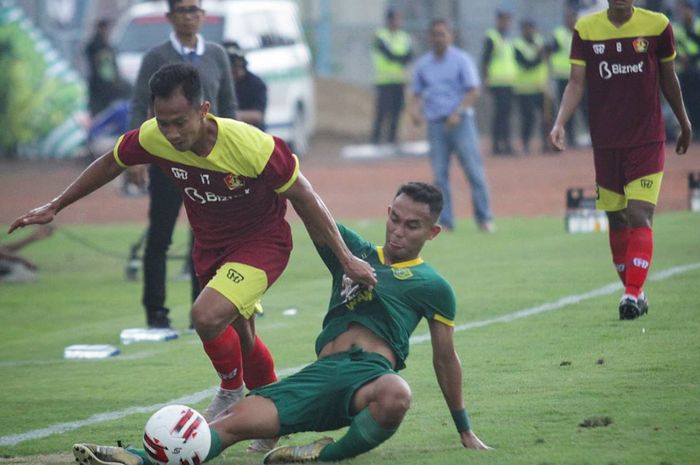 Suasana pertandingan Persik Kediri kontra Persebaya Surabaya dalam Piala Gubernur Jatim 2020 di Stadion Gelora Bangkalan, Senin (10/2/2020).