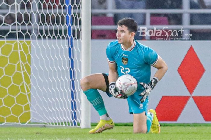 Kiper timnas Indonesia, Nadeo Argawinata, sedang menangkap bola dalam laga leg pertama semifinal Piala AFF 2022 di Stadion Gelora Bung Karno, Senayan, Jakarta, 6 Januari 2023.