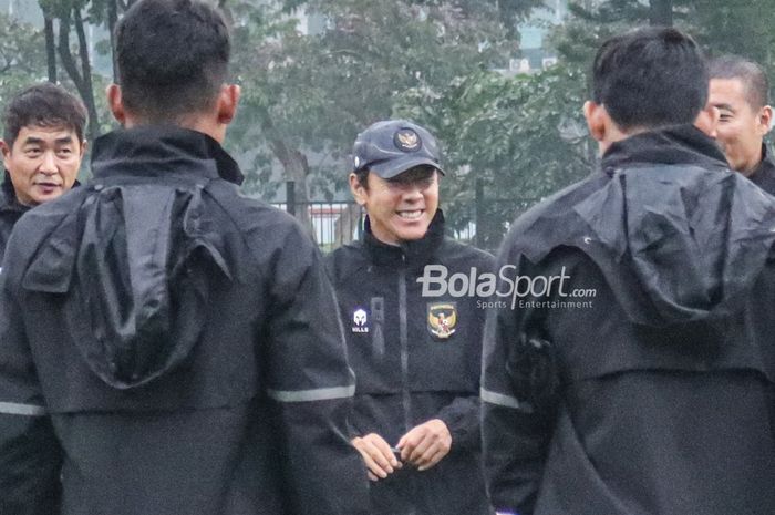 Pelatih timnas Indonesia, Shin Tae-yong (tengah), tampak sempat sumringah saat sedang memberikan intruksi kepada para pemainnya saat berlatih di Lapangan A, Senayan, Jakarta, 4 Januari 2023.