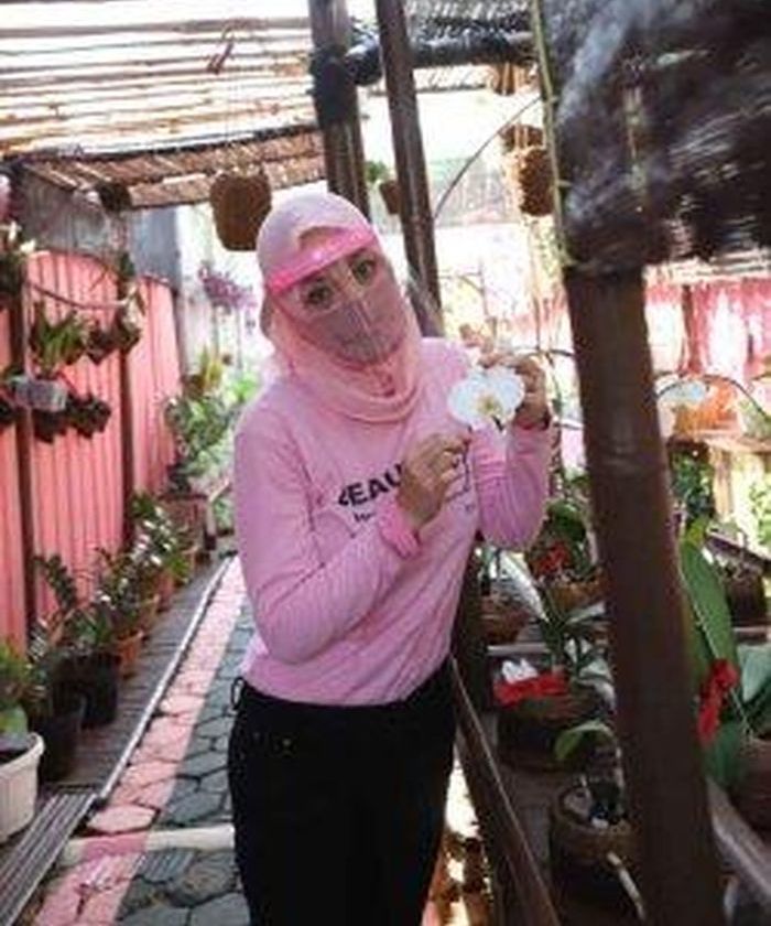 Mantan Putri Indonesia, Angelina Sondakh, sedang berkebun saat ditemui di Lembaga Kemasyarakatan (Lapas) Pondok Bambu, Jakarta Timur.