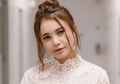 Bak ABG, Lihat Tampilan Rossa dengan Dress Floral yang Cantik Meski Berusia 40 Tahun