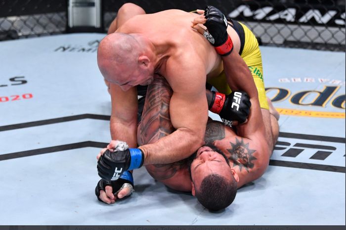 Momen Glover Teixeira (atas) kala membulan-bulani Thiago Santos pada UFC Fight Night 182 silam (7/11/2020).