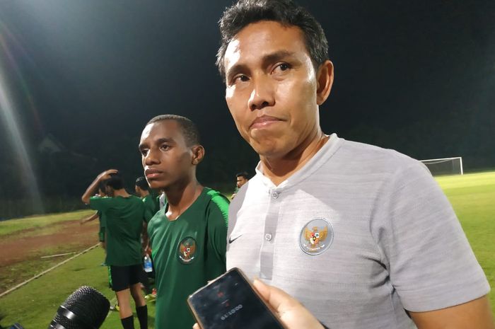 Pemain dan pelatih timnas U-16 Indonesia, Alexandro Felix Kamuru serta Bima Sakti seusai laga uji coba di Stadion Pajajaran, Bogor, Sabtu (25/5/2019).
