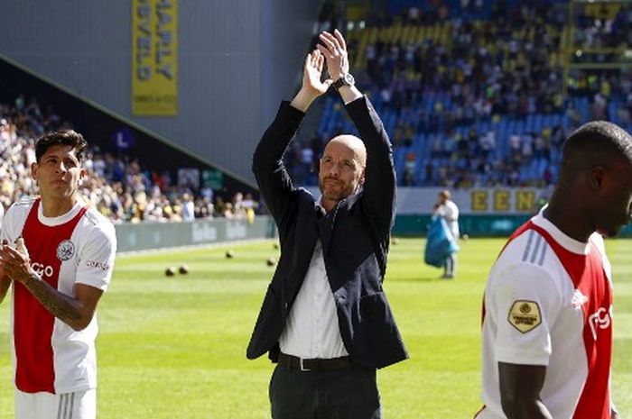 Erik ten Hag berpamitan kepada penggemar Ajax Amsterdam usai laga Liga Belanda pekan ke-34 di markas Vitesse, Gelredome (15/5/2022),  jelang kepindahan ke Manchester United.