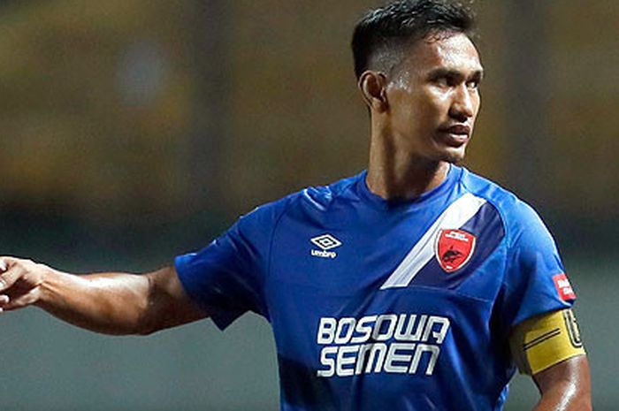 Zulkifli Syukur saat berlaga dengan mengenakan ban kapten PSM Makassar.