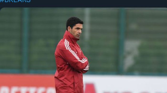 Pelatih Arsenal, Mikel Arteta, saat memimpin sesi latihan.