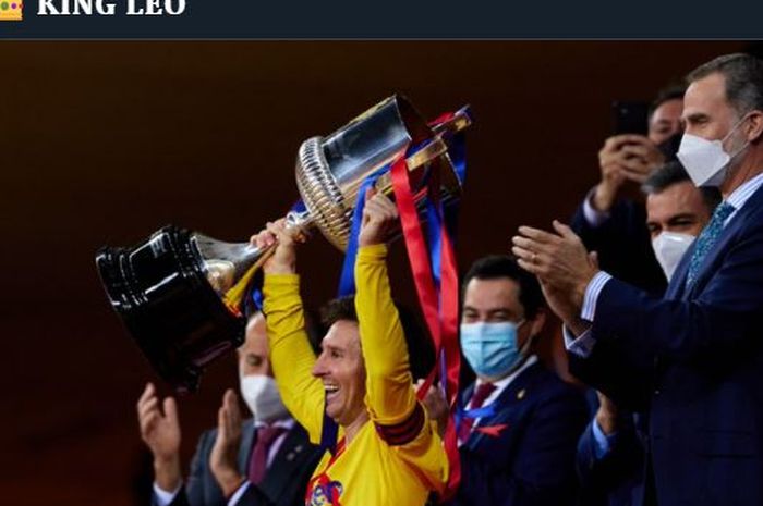 Lionel Messi mengangkat trofi Copa del Rey 2020-2021 sebagai kapten Barcelona.