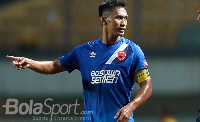 Zulkifli Syukur saat berlaga dengan mengenakan ban kapten PSM Makassar.