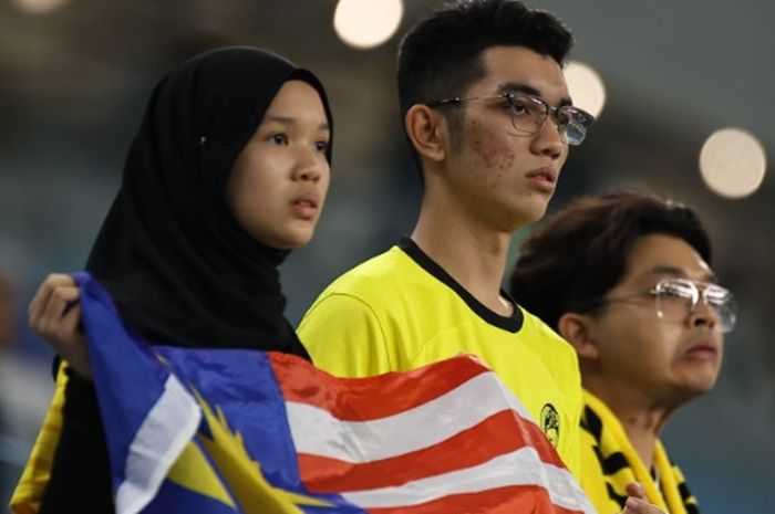 Suporter Timnas U-23 Malaysia sangat sedih menyaksikan timnya kembali kalah di Piala Asia U-23 2024, kali ini 1-2 dari Kuwait di Stadion Al Janoub, Al Wakrah, Qatar, Selasa (23/4/2024).