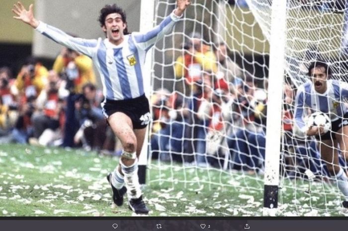 Legenda timnas Argentina, Mario Kempes, merayakan gol ke gawang Belanda padafinal Piala Dunia 1978.
