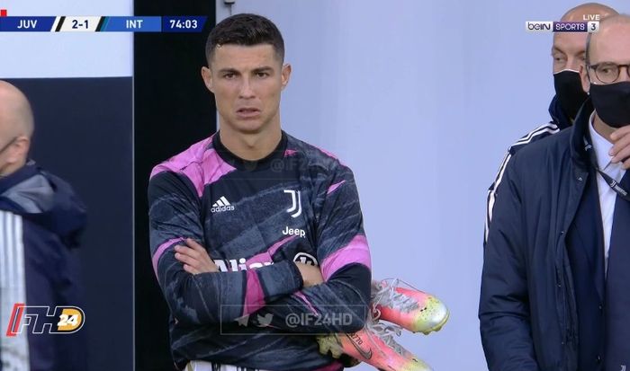 Cristiano Ronaldo menonton Juventus dari pinggir lapangan saat melawan Inter Milan, Sabtu (15/5/20121),