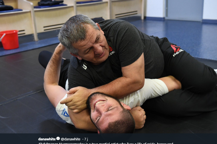 Abdulmanap Nurmagomedov (atas) dan Khabib Nurmagomedov (bawah) saat keduanya berlatih bersama. 