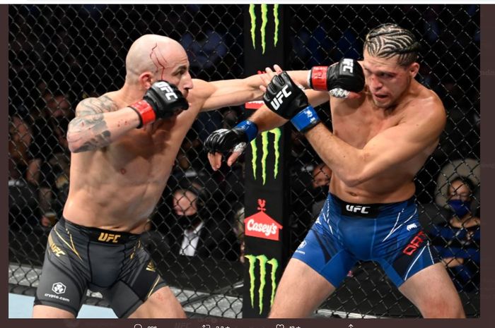 Alexander Volkanovski melepaskan pukulan mengenai Brian Ortega ketika bertarung pada UFC 266 di T-Mobile Arena, Las Vegas, Nevada, Amerika Serikat, Minggu (26/9/2021).