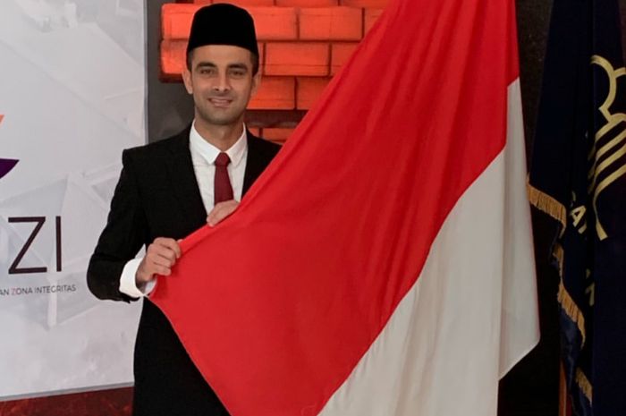 Bek Persebaya Surabaya, Otavio Dutra, saat pengambilan sumpah janji sebagai Warga Negara Indonesia (WNI) di Kantor Kemenkumham Jawa Timur, Jumat (27/9/2019).