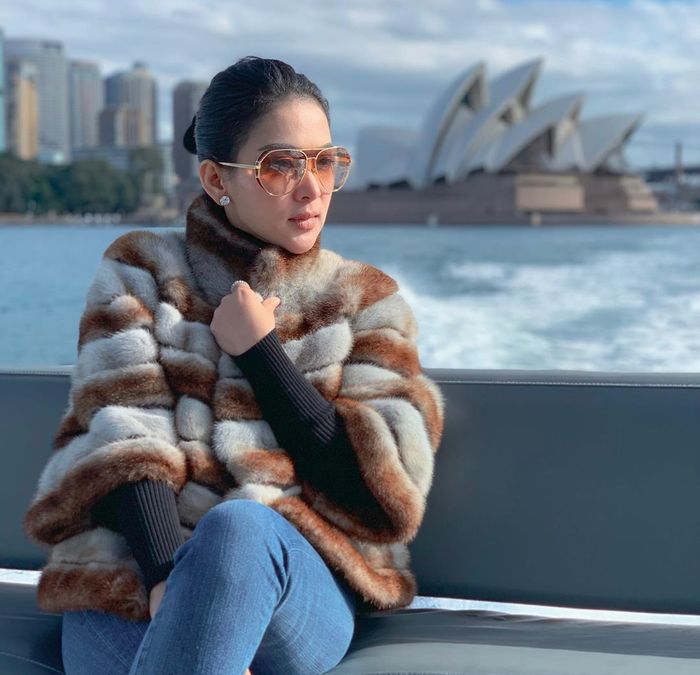 Syahrini tampil glamor saat jalan-jalan ke luar negeri
