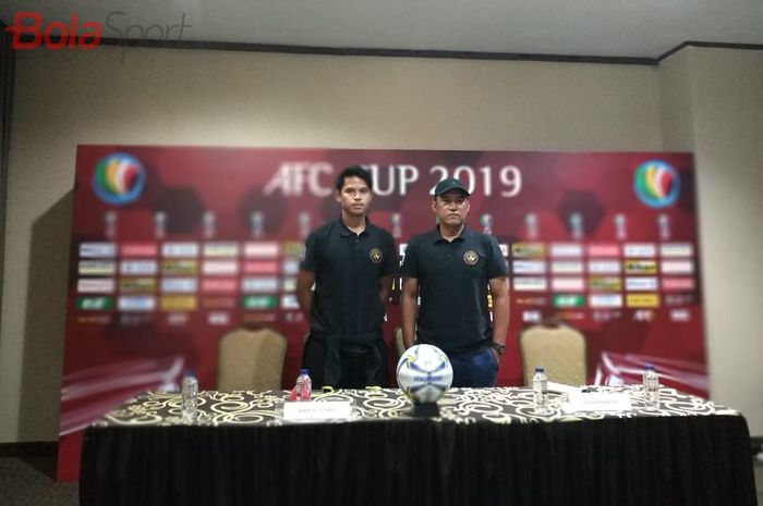 Pemain dan pelatih Kaya FC, Marwin Angeles serta Noel Marcaida dalamjumpa pers di Hotel Lor-in, Sentul, Bogor, Senin (1/4/2019).