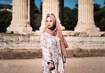 Santun & Modis dengan 5 Dress Floral Hijab ala Indah Nada Puspita!