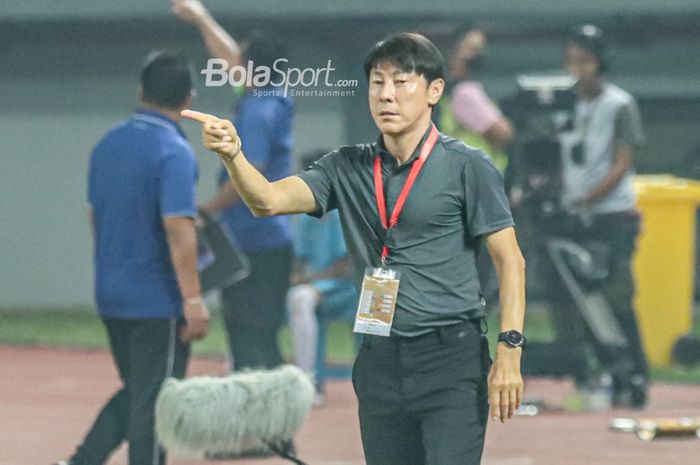 Pelatih timnas Indonesia, Shin Tae-yong, nampak sedang memberikan intruksi kepada para pemainnya ketika bertanding di Stadion Patriot Candrabhaga, Bekasi, Jawa Barat, 10 Juli 2022.