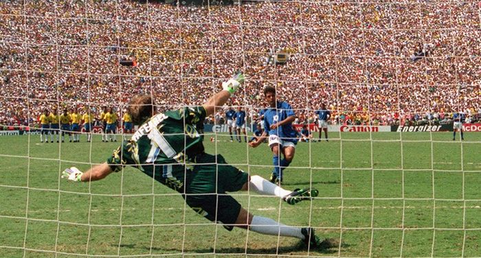 Momen Roberto Baggio gagal melakukan tendangan penalti kala Italia berhadapan dengan Brasil di final Piala Dunia 1994.