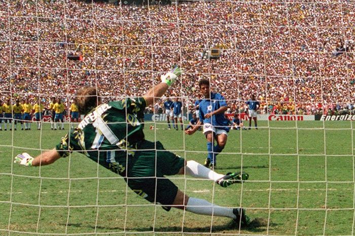 Momen Roberto Baggio gagal melakukan tendangan penalti kala Italia berhadapan dengan Brasil di final Piala Dunia 1994.