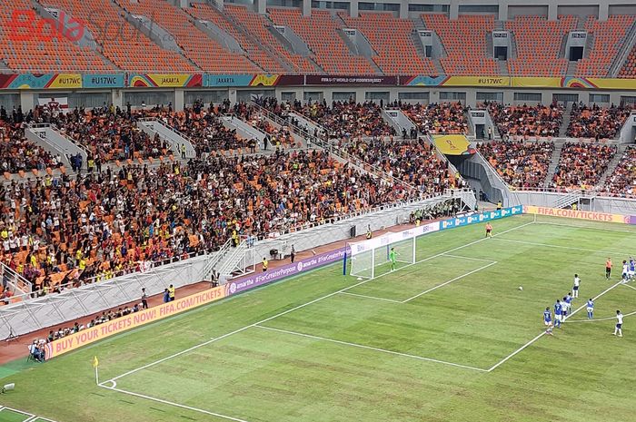 Atmosfer luar biasa suporter yang hadir di Jakarta International Stadium (JIS) untuk memberikan dukungan kepada tim kebanggan dalam laga timnas U-17 Inggris melawan Brasil di laga ketiga Piala Dunia U-17 2023 pada Jumat (17/11/2023).