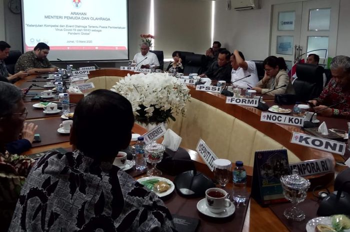 Menteri Pemuda dan Olahraga (Menpora), Zainudin Amali mengadakan rapat khusus bersama dengan sejumlah stakeholder keolahragaan Indonesia terkait meningkatnya penyebaran virus Covid-19 di Gedung Kemenpora RI, Jumat (13/3/2020).