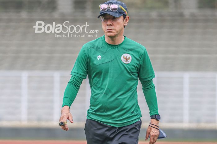 Pelatih timnas U-19 Indonesia, Shin Tae-yong, sedang memantau para pemainnya di Stadion Madya, Senayan, Jakarta, 2 Maret 2022.