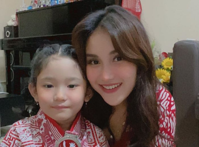 Ayu Ting Ting disindir Keanu dan netizen karena tak bisa menjawab soal matematika.