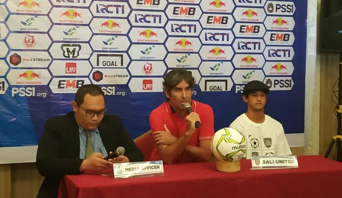 Pelatih dan pemain Bali United, Stefano Cugurra serta Irfan Bachdim saat memberikan keterangan pers di Hotel Ibis Style, Cikarang, Sabtu (4/5/2019).